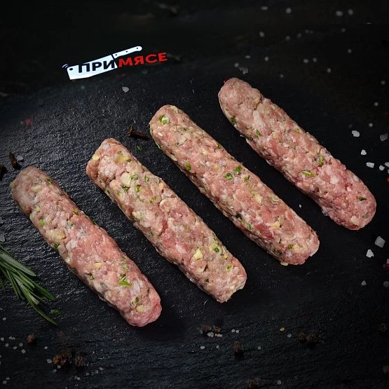 Чевапчичи из свинины мраморных пород и молодого барашка с зеленью и чесноком 