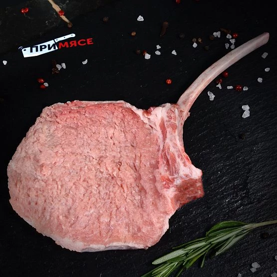 Шницель на косточке из свинины мраморных пород 